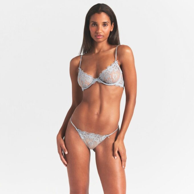 Bestickte Dessous, vorne geschlossen, ungefütterter BH Bestickte Dessous, vorne geschlossen, ungefütterter BH