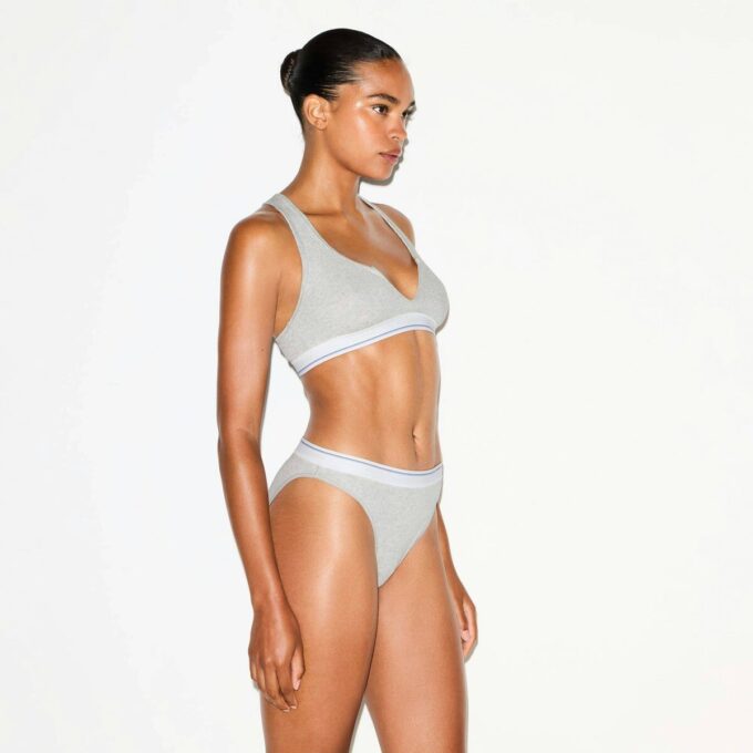 BRALETTE AUS BAUMWOLLRIPPEN MIT SPLIT-HALS-AUSSCHNITT BRALETTE AUS BAUMWOLLRIPPEN MIT SPLIT-HALS-AUSSCHNITT