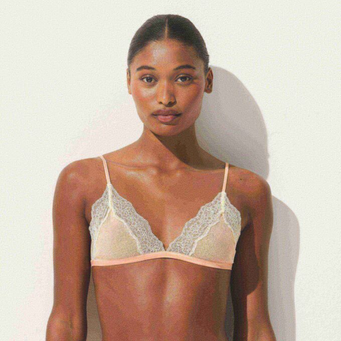 Dreieckiger Bralette aus transparenter Rippenspitze Dreieckiger Bralette aus transparenter Rippenspitze