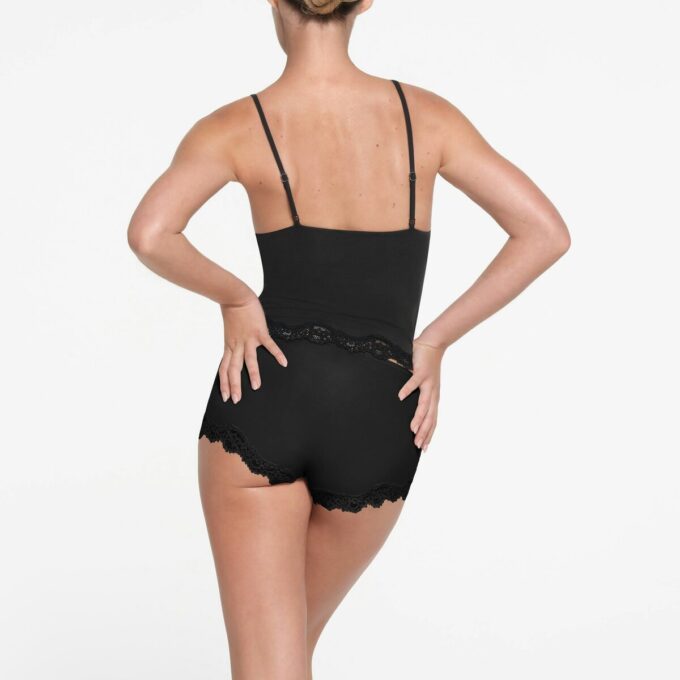Dreieckiges Spitzen-Cami für alle Größen Dreieckiges Spitzen-Cami für alle Größen