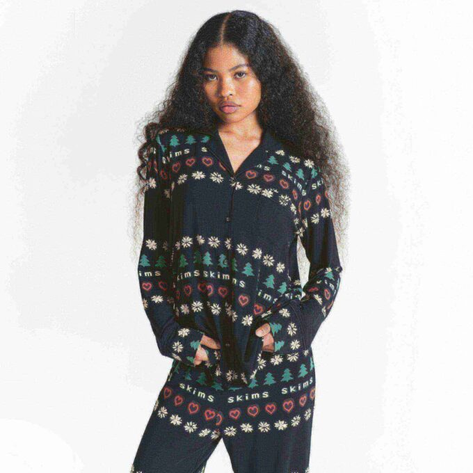 Flohmarkt mit Kaktusmotiven x Skims Schlafanzug-Set mit langen Ärmeln und Knöpfen Flohmarkt mit Kaktusmotiven x Skims Schlafanzug-Set mit langen Ärmeln und Knöpfen