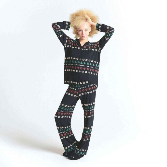 Flohmarkt mit Kaktusmotiven x Skims Schlafanzug-Set mit langen Ärmeln und Knöpfen Flohmarkt mit Kaktusmotiven x Skims Schlafanzug-Set mit langen Ärmeln und Knöpfen