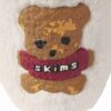 Flohmarkt mit Kaktuspflanzen und Skims Sherpa-Hausschuhen Flohmarkt mit Kaktuspflanzen und Skims Sherpa-Hausschuhen