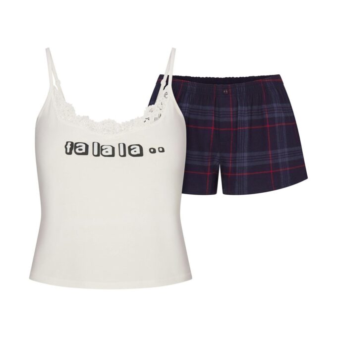Flohmarktset mit Kaktuspflanze und Skims Skims Schlaf-Spitzentop und Flanell-Shorts Flohmarktset mit Kaktuspflanze und Skims Skims Schlaf-Spitzentop und Flanell-Shorts