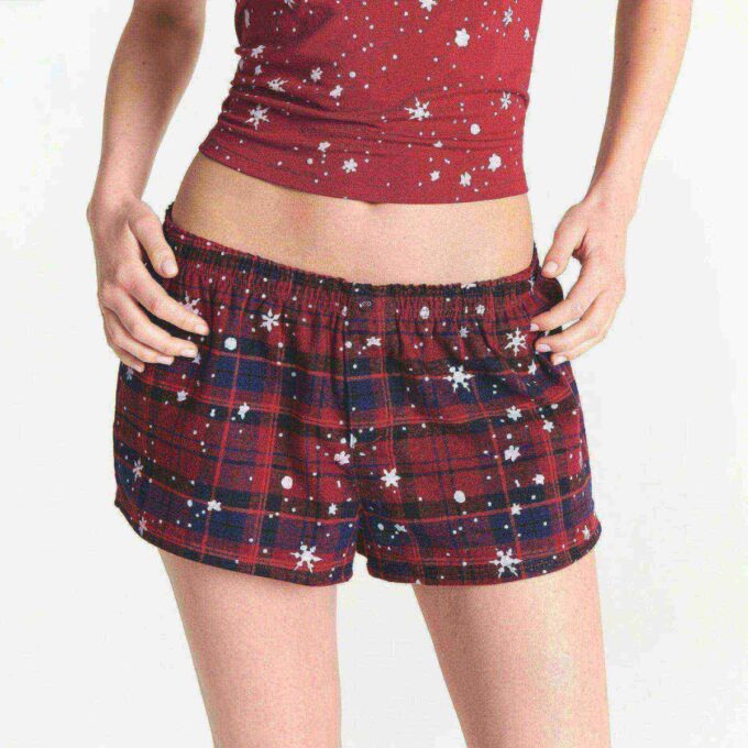 Flohmarktset mit Kaktuspflanze und Skims Skims Schlaf-Spitzentop und Flanell-Shorts Flohmarktset mit Kaktuspflanze und Skims Skims Schlaf-Spitzentop und Flanell-Shorts