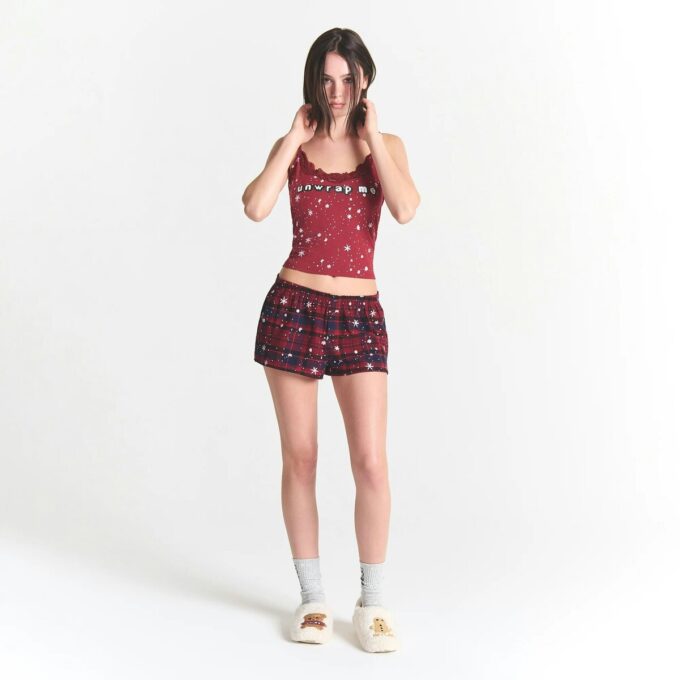 Flohmarktset mit Kaktuspflanze und Skims Skims Schlaf-Spitzentop und Flanell-Shorts Flohmarktset mit Kaktuspflanze und Skims Skims Schlaf-Spitzentop und Flanell-Shorts