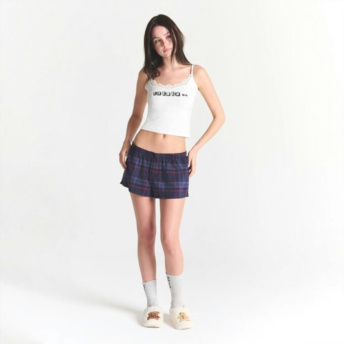 Flohmarktset mit Kaktuspflanze und Skims Skims Schlaf-Spitzentop und Flanell-Shorts Flohmarktset mit Kaktuspflanze und Skims Skims Schlaf-Spitzentop und Flanell-Shorts