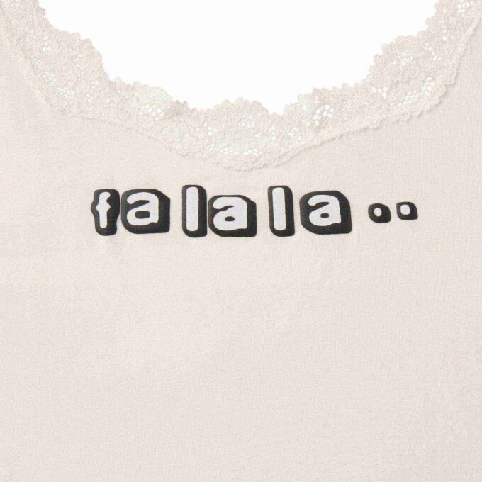 Flohmarktset mit Kaktuspflanze und Skims Skims Schlaf-Spitzentop und Flanell-Shorts Flohmarktset mit Kaktuspflanze und Skims Skims Schlaf-Spitzentop und Flanell-Shorts