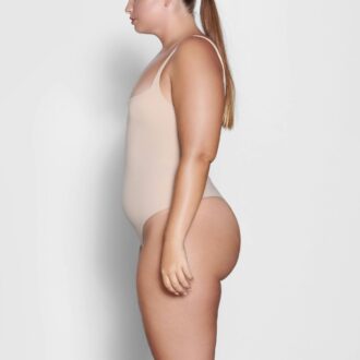 Ganzkörperanzug mit eckigem Ausschnitt – passt jeder Figur