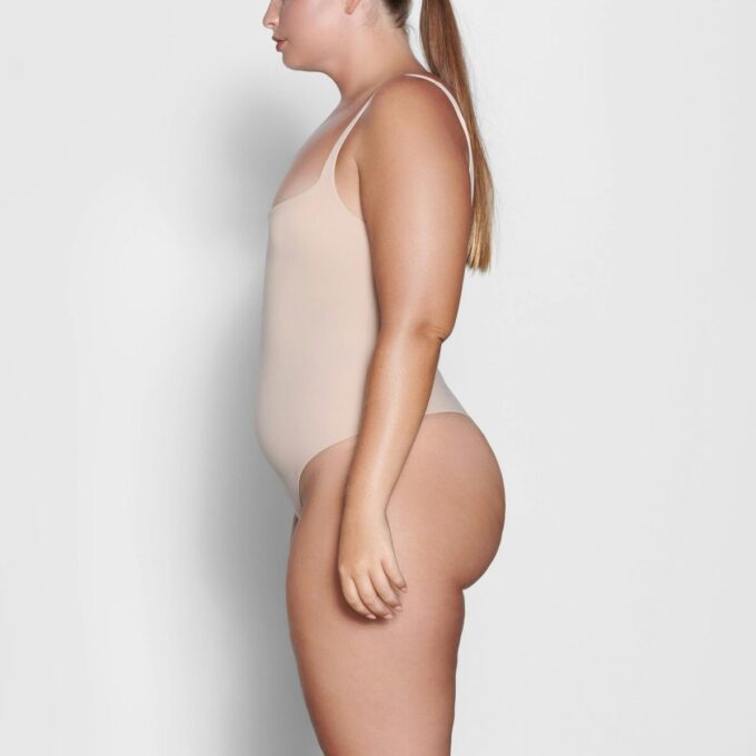 Ganzkörperanzug mit eckigem Ausschnitt – passt jeder Figur Ganzkörperanzug mit eckigem Ausschnitt – passt jeder Figur