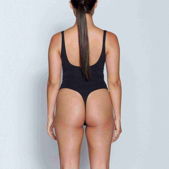 Ganzkörperanzug mit eckigem Ausschnitt – passt jeder Figur