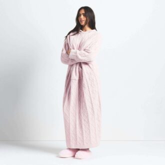 Gemütliches, leichtes, übergroßes Zopfstrickkleid