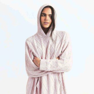 Gemütliches, leichtes, übergroßes Zopfstrickkleid