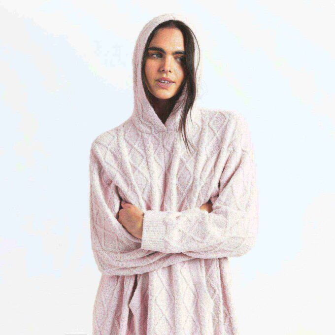 Gemütliches, leichtes, übergroßes Zopfstrickkleid Gemütliches, leichtes, übergroßes Zopfstrickkleid