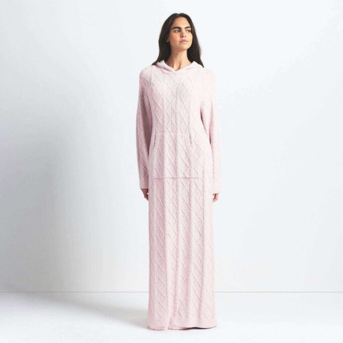 Gemütliches, leichtes, übergroßes Zopfstrickkleid Gemütliches, leichtes, übergroßes Zopfstrickkleid