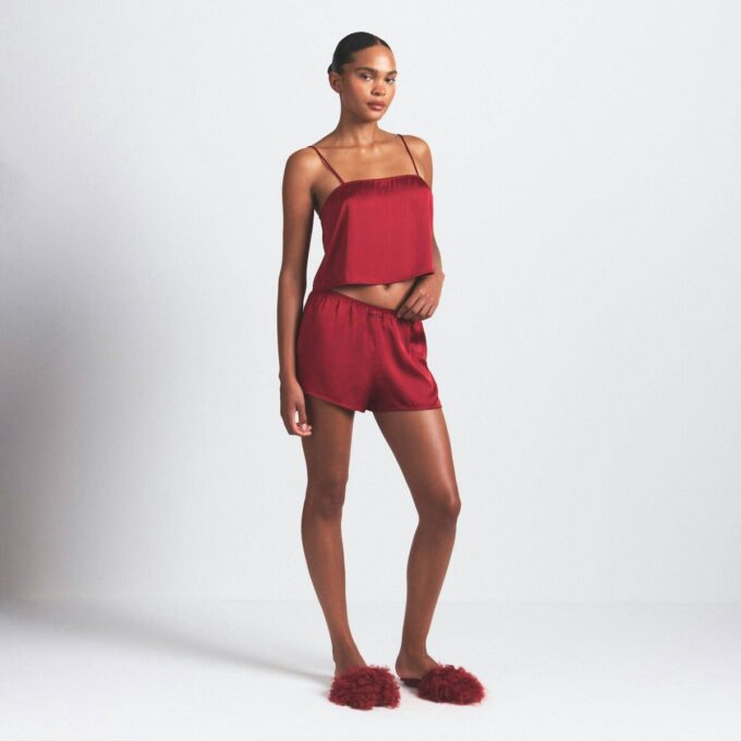 Glänzendes Camisole und kurzes Schlafset aus gewebtem Stoff
