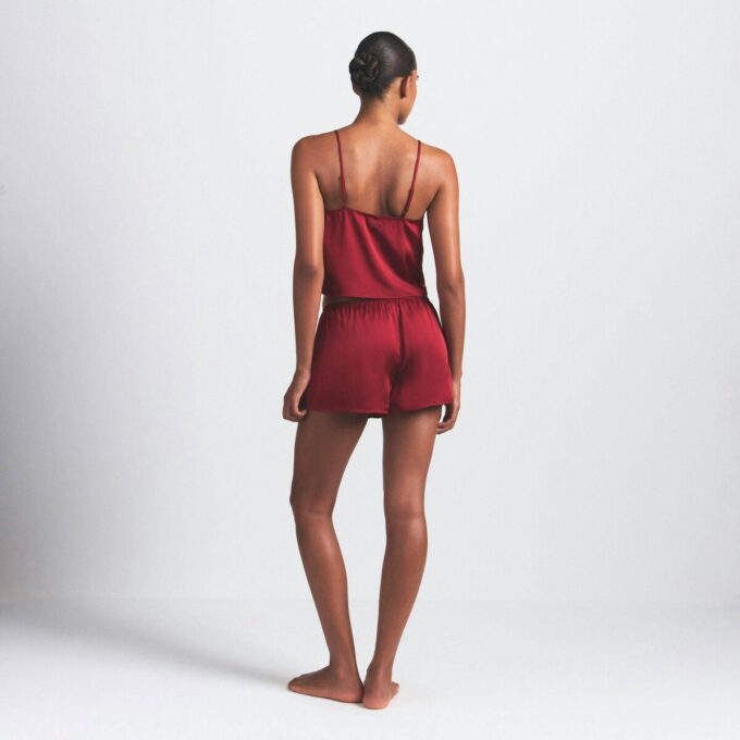 Glänzendes Camisole und kurzes Schlafset aus gewebtem Stoff