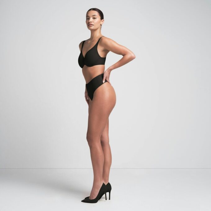 Glättender, ungefütterter Minimizer-BH für den Intimbereich Glättender, ungefütterter Minimizer-BH für den Intimbereich