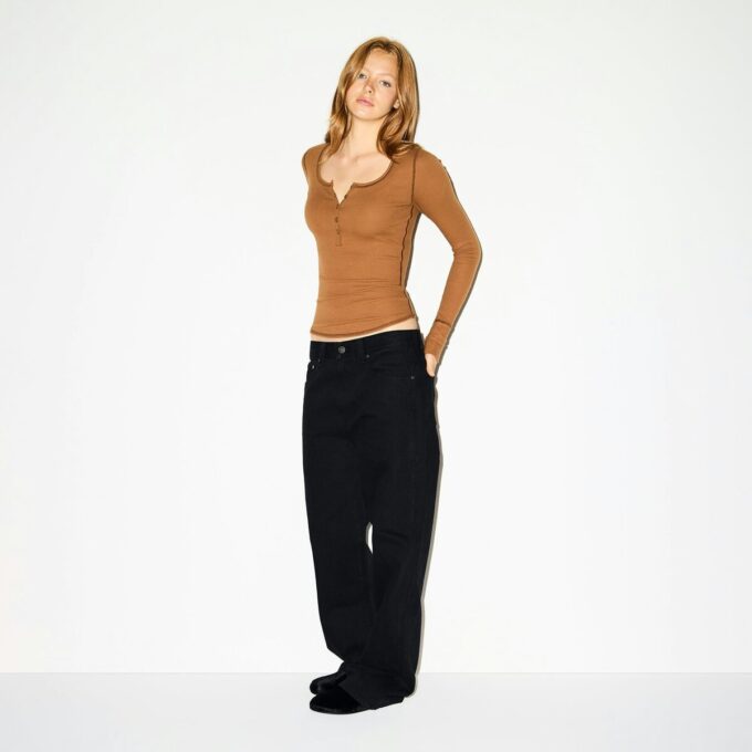 Henley-Hose mit Rundhalsausschnitt und Baumwollrippen Henley-Hose mit Rundhalsausschnitt und Baumwollrippen