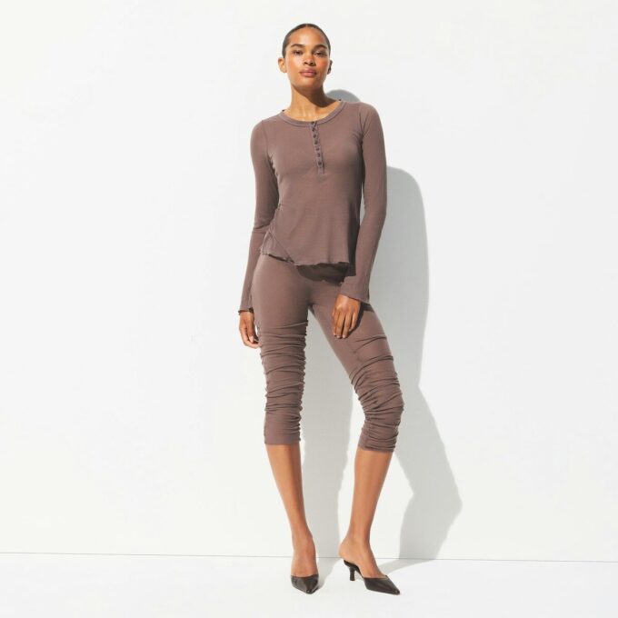 Henley-Shirt mit transparentem Rippstrick und langen Ärmeln Henley-Shirt mit transparentem Rippstrick und langen Ärmeln