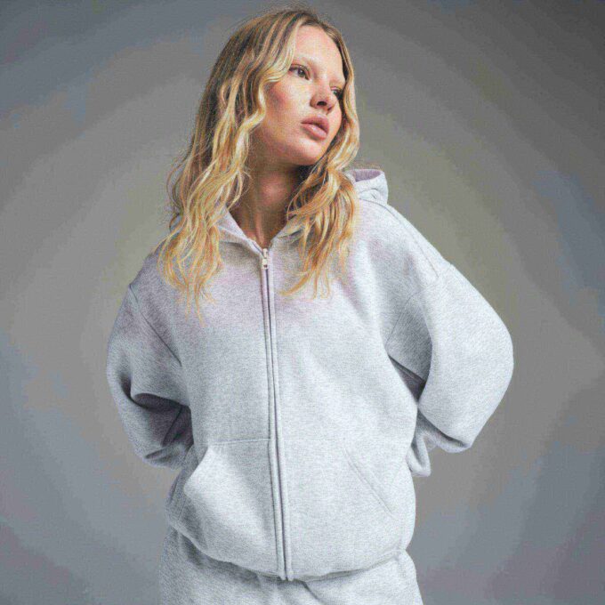 Klassischer Kapuzenpullover aus Baumwollfleece mit Reißverschluss Klassischer Kapuzenpullover aus Baumwollfleece mit Reißverschluss
