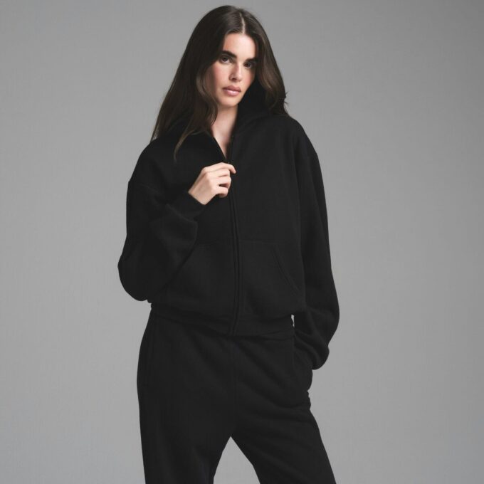 Klassischer Kapuzenpullover aus Baumwollfleece mit Reißverschluss Klassischer Kapuzenpullover aus Baumwollfleece mit Reißverschluss