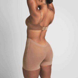 Kurzes, transparentes Kleid mit tiefem Rückenausschnitt