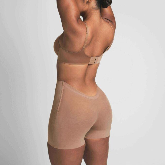 Kurzes, transparentes Kleid mit tiefem Rückenausschnitt Kurzes, transparentes Kleid mit tiefem Rückenausschnitt