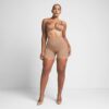 Kurzes, transparentes Kleid mit tiefem Rückenausschnitt Kurzes, transparentes Kleid mit tiefem Rückenausschnitt
