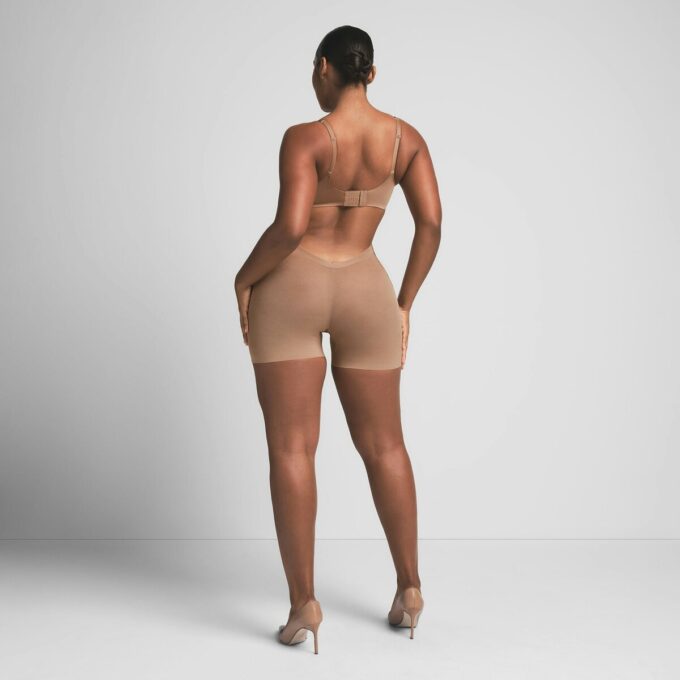 Kurzes, transparentes Kleid mit tiefem Rückenausschnitt Kurzes, transparentes Kleid mit tiefem Rückenausschnitt