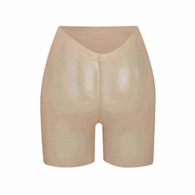 Kurzes, transparentes Kleid mit tiefem Rückenausschnitt Kurzes, transparentes Kleid mit tiefem Rückenausschnitt