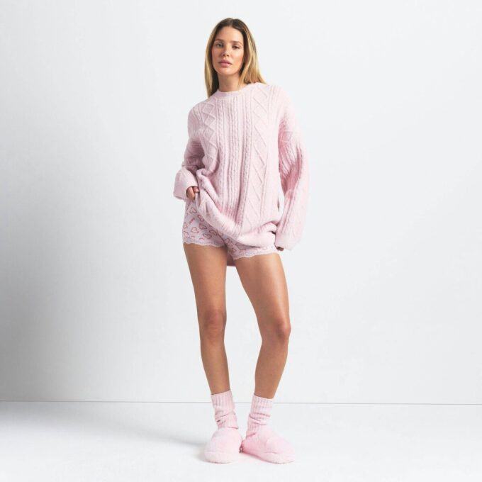 Kuscheliger, leichter Oversize-Zopfstrickpullover mit Rundhalsausschnitt Kuscheliger, leichter Oversize-Zopfstrickpullover mit Rundhalsausschnitt