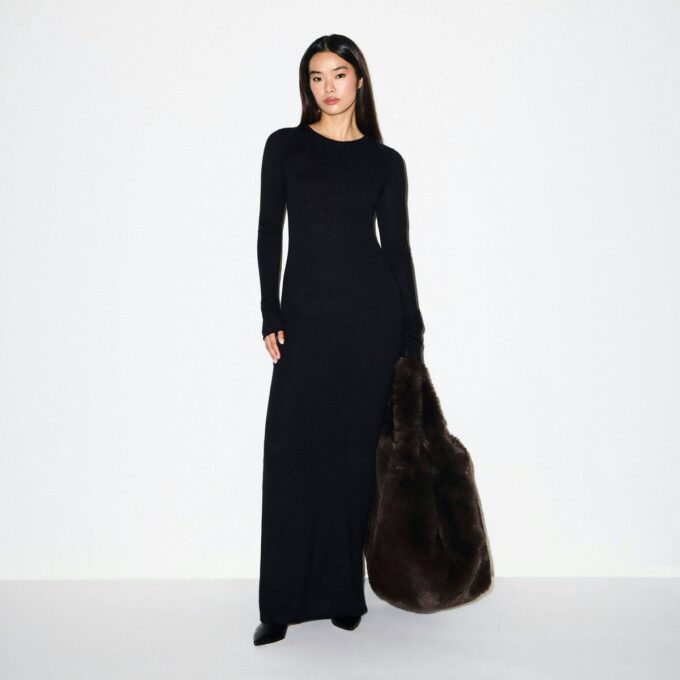 LANGES KLEID AUS FEDERLEICHTEM KASCHMIR LANGES KLEID AUS FEDERLEICHTEM KASCHMIR
