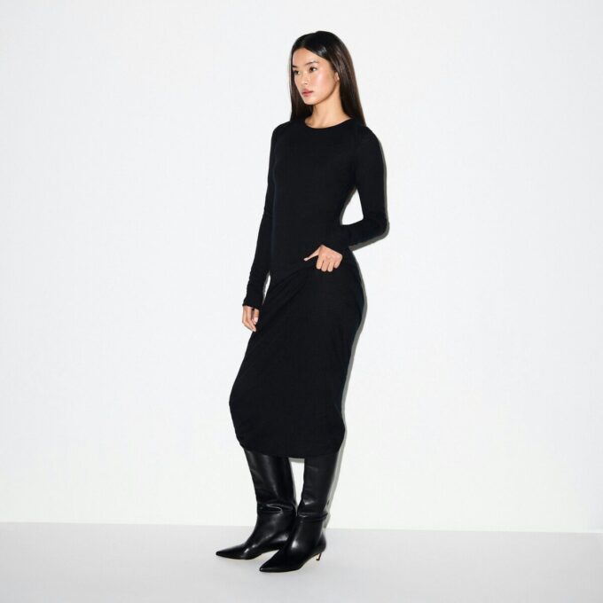 LANGES KLEID AUS FEDERLEICHTEM KASCHMIR LANGES KLEID AUS FEDERLEICHTEM KASCHMIR