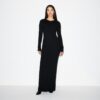 LANGES KLEID AUS FEDERLEICHTEM KASCHMIR LANGES KLEID AUS FEDERLEICHTEM KASCHMIR