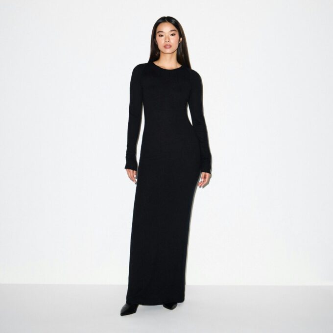 LANGES KLEID AUS FEDERLEICHTEM KASCHMIR LANGES KLEID AUS FEDERLEICHTEM KASCHMIR