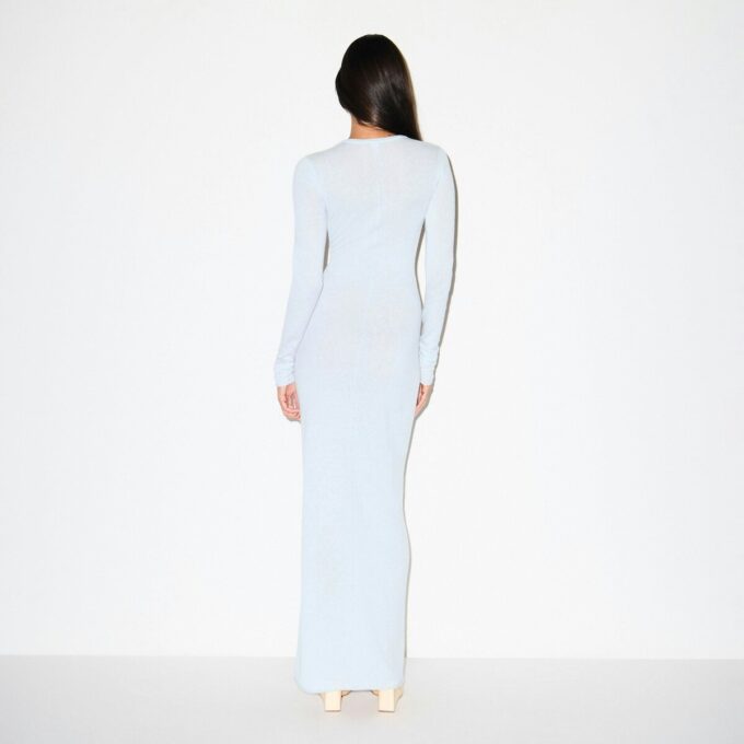 LANGES KLEID AUS FEDERLEICHTEM KASCHMIR LANGES KLEID AUS FEDERLEICHTEM KASCHMIR