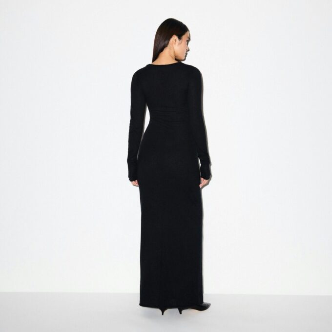 LANGES KLEID AUS FEDERLEICHTEM KASCHMIR LANGES KLEID AUS FEDERLEICHTEM KASCHMIR