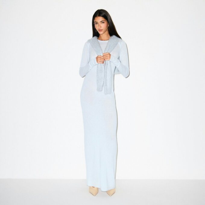 LANGES KLEID AUS FEDERLEICHTEM KASCHMIR LANGES KLEID AUS FEDERLEICHTEM KASCHMIR
