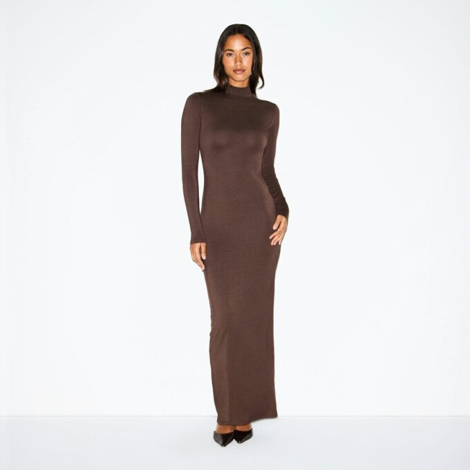 LANGES KLEID MIT ROLLKragen UND GLATTEM LAUFSCHNITT LANGES KLEID MIT ROLLKragen UND GLATTEM LAUFSCHNITT