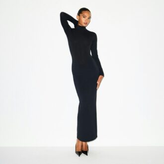 LANGES KLEID MIT ROLLKragen UND GLATTEM LAUFSCHNITT