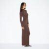 LANGES KLEID MIT ROLLKragen UND GLATTEM LAUFSCHNITT LANGES KLEID MIT ROLLKragen UND GLATTEM LAUFSCHNITT