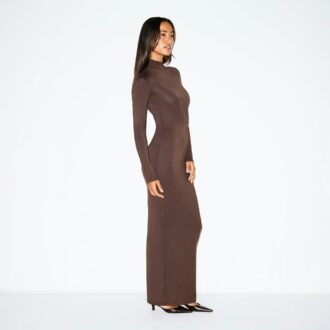 LANGES KLEID MIT ROLLKragen UND GLATTEM LAUFSCHNITT