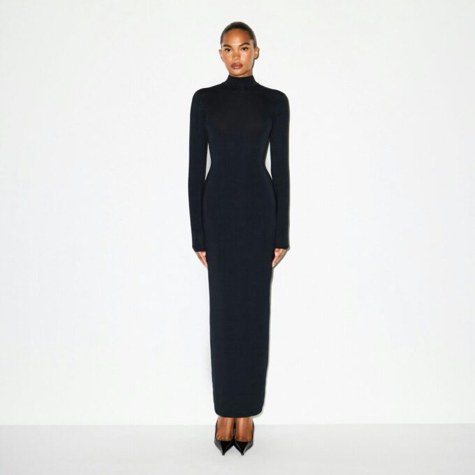 LANGES KLEID MIT ROLLKragen UND GLATTEM LAUFSCHNITT LANGES KLEID MIT ROLLKragen UND GLATTEM LAUFSCHNITT