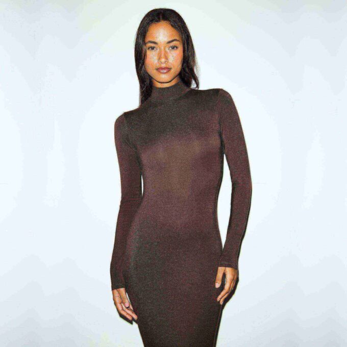 LANGES KLEID MIT ROLLKragen UND GLATTEM LAUFSCHNITT LANGES KLEID MIT ROLLKragen UND GLATTEM LAUFSCHNITT