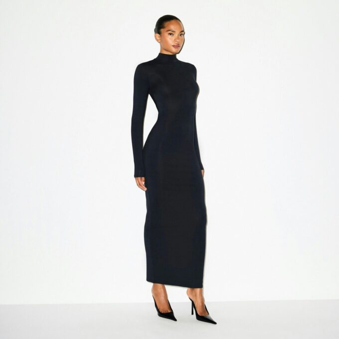 LANGES KLEID MIT ROLLKragen UND GLATTEM LAUFSCHNITT LANGES KLEID MIT ROLLKragen UND GLATTEM LAUFSCHNITT