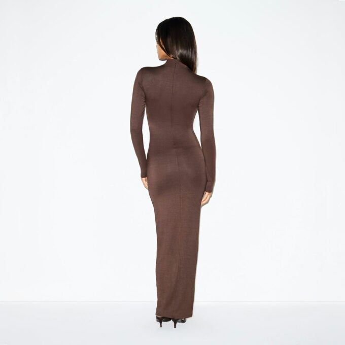 LANGES KLEID MIT ROLLKragen UND GLATTEM LAUFSCHNITT LANGES KLEID MIT ROLLKragen UND GLATTEM LAUFSCHNITT