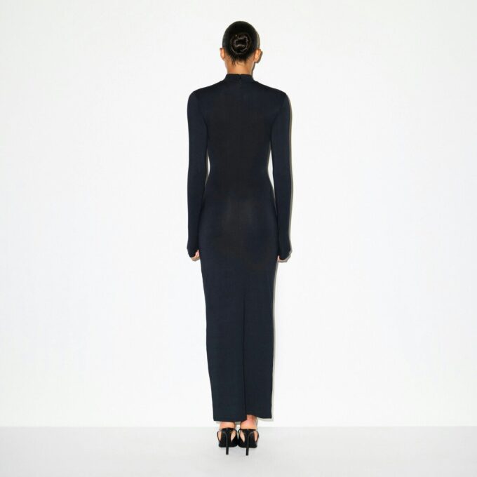 LANGES KLEID MIT ROLLKragen UND GLATTEM LAUFSCHNITT LANGES KLEID MIT ROLLKragen UND GLATTEM LAUFSCHNITT