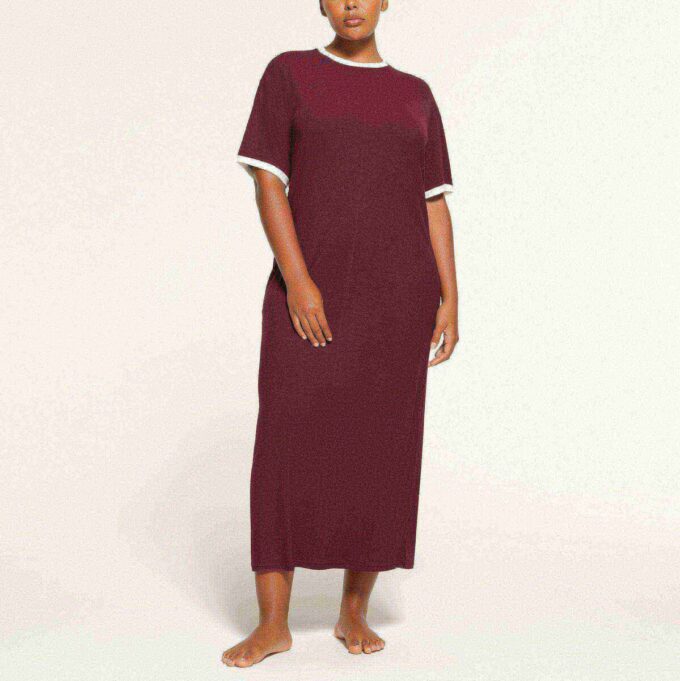 Langes Kleid mit weichem Lounge-Stil, T-Shirt-Ausschnitt Langes Kleid mit weichem Lounge-Stil, T-Shirt-Ausschnitt