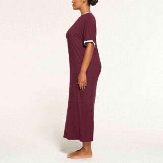 Langes Kleid mit weichem Lounge-Stil, T-Shirt-Ausschnitt